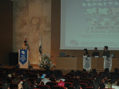 Elektrik M�hendisleri Odas� (EMO) 4. ��renci �ye Kurultay�, 7 Ekim 2007 Pazar g�n� �n�aat M�hendisleri Odas� Teoman �zt�rk Toplant� Salonu'nda yap�ld�. EMO-Gen� �yeleri m�hendislik e�itiminin sorunlar�n�n yan� s�ra �lke ve d�nya g�ndemini tart��t�.