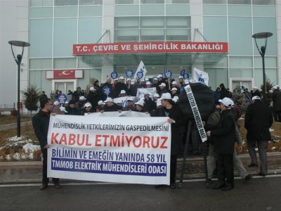 EMO’DAN ÇEVRE VE ŞEHİRCİLİK BAKANLIĞI’NA SİYAH ÇELENK:
FEN ADAMLARINA MÜHENDİS YETKİSİ VERİLEMEZ