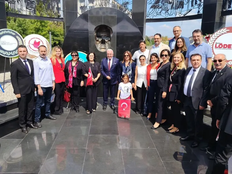 YÖNETİM KURULUMUZ 30 AĞUSTOS BÜYÜK ZAFER` İN 104. YIL DÖNÜMÜNDE ATATÜRK ANITINA ÇELENK SUNDU
