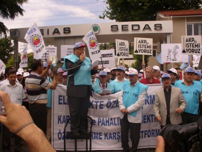 ÖZELLEŞTİRME KARŞITI PLATFORM SAKARYA SEDAŞ BİNASI ÖNÜNDE BASIN AÇIKLAMASI YAPTI