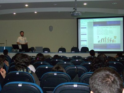 LINUX VE ÖZGÜR YAZILIM SEMİNERİ DÜZENLENDİ