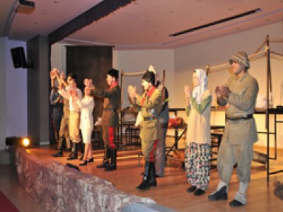 TİYATRO GÖSTERİSİNDEYİZ