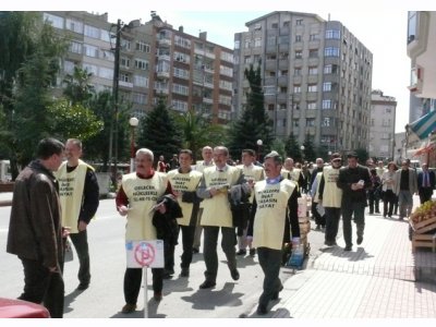 AKP HÜKÜMETİ, BAŞBAKAN VE ENERJİ BAKANI DUYSUN:
NÜKLEER SANTRAL İSTEMİYORUZ!
YAPAMAYACAKSINIZ!