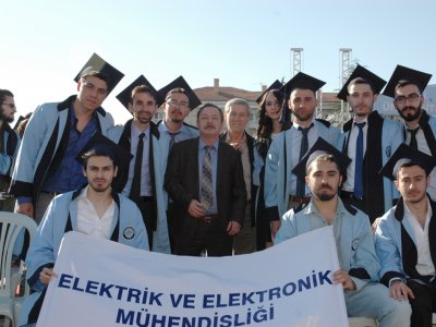 GAZİ ÜNİVERSİTESİ MÜHENDİSLİK FAKÜLTESİ`NDE MEZUNİYET SEVİNCİ