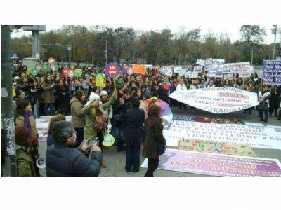 25 KASIM KADINA YÖNELİK ŞİDDETE KARŞI ULUSLARARASI DAYANIŞMA VE MÜCADELE GÜNÜNDE ANKARADA MİTİNG DÜZENLENDİ