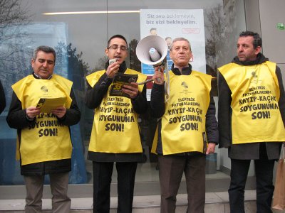 ELEKTRİKTE GİZLİ ZAM ENERJİSA ULUS MÜŞTERİ HİZMETLERİ MERKEZİ ÖNÜNDE PROTESTO EDİLDİ