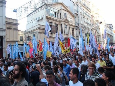 SURUÇ KATLİAMI BİNLERCE İNSAN TARAFINDAN LANETLENDİ