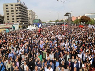 ANKARA GARI ÖNÜNDEKİ PATLAMADA ÖLENLER İÇİN KARANFİLLER BIRAKILDI