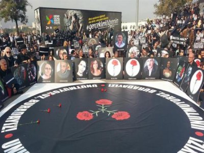 KADIKÖY`DE OTURMA EYLEMİ: YASTAYIZ, İSYANDAYIZ, KORKMUYORUZ!