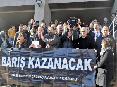 İZMİR`DE AKADEMİSYENLERE DESTEK AÇIKLAMASI