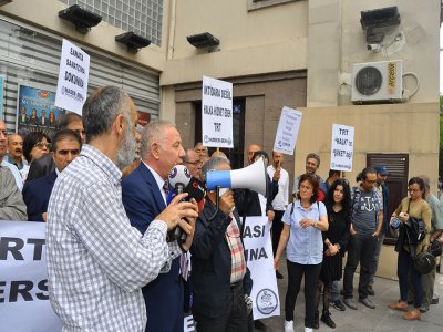 İSTİHDAM FAZLASI PERSONEL DENİLEREK HAVUZA GÖNDERİLMEK İSTENEN EMEKÇİLER İÇİN TRT ANKARA RADYOSU ÖNÜNDE BASIN AÇIKLAMASI DÜZENLENDİ