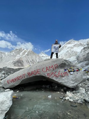 ŞUBE BAYRAĞIMIZ EVEREST 5364 METREDE