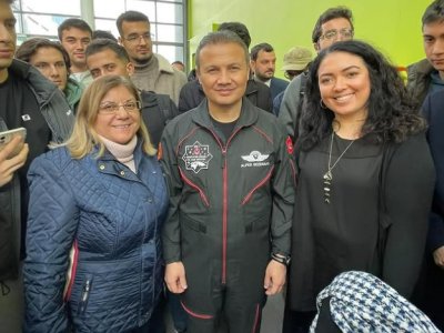 ŞUBE YÖNETİM KURULU ÜYELERİMİZ İPEK TÜRE KARAN, FATMA YURTSEVER,GÜLDEREN ÖZDEMİR İLK TÜRK ASTRONOT ALPER GEZERAVCI`NIN SÖYLEŞİSİNE KATILDI
